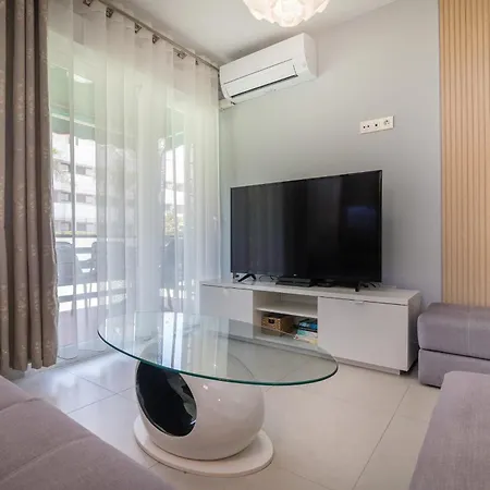 Sun - 3 Bedrooms, Priv Parking, Pool, Ac, Tv Channels, Fibre Net