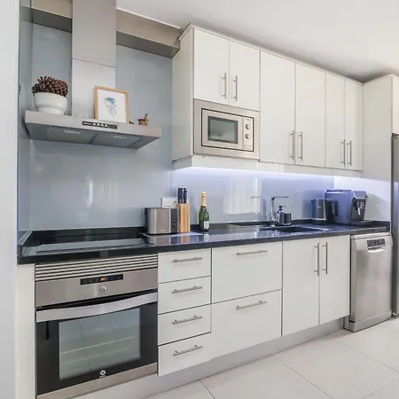 Апартаменты Sun - 3 Bedrooms, Priv Parking, Pool, Ac, Tv Channels, Fibre Net *