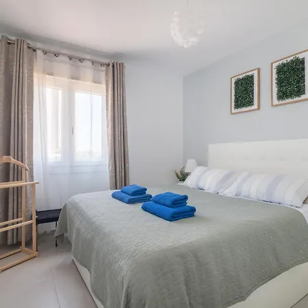 Апартаменты Sun - 3 Bedrooms, Priv Parking, Pool, Ac, Tv Channels, Fibre Net