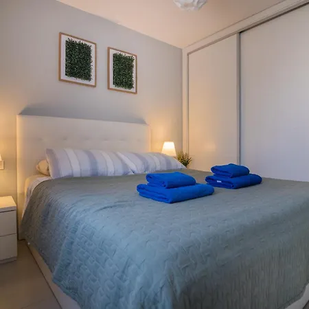 Sun - 3 Bedrooms, Priv Parking, Pool, Ac, Tv Channels, Fibre Net Апартаменты