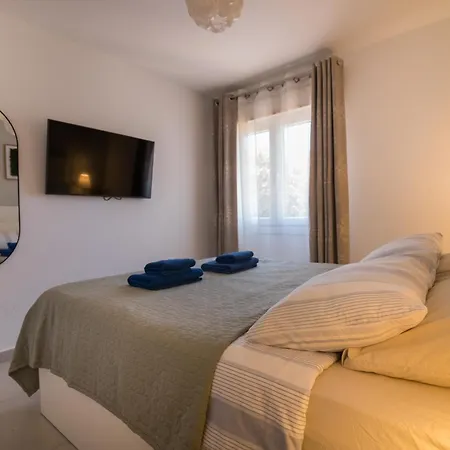 Апартаменты Sun - 3 Bedrooms, Priv Parking, Pool, Ac, Tv Channels, Fibre Net Лос Кристианос