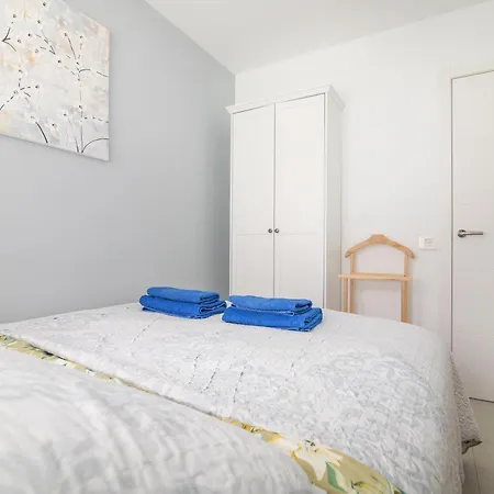 Апартаменты Sun - 3 Bedrooms, Priv Parking, Pool, Ac, Tv Channels, Fibre Net *