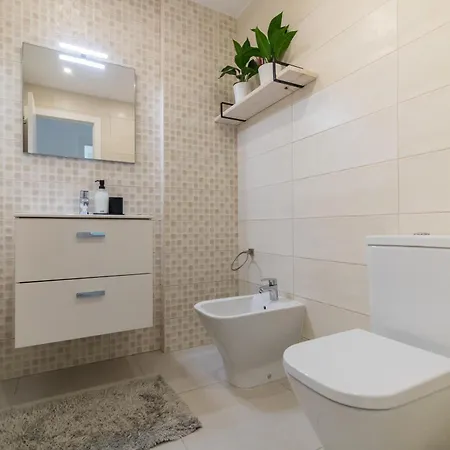 Апартаменты Sun - 3 Bedrooms, Priv Parking, Pool, Ac, Tv Channels, Fibre Net