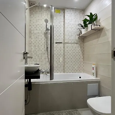 Sun - 3 Bedrooms, Priv Parking, Pool, Ac, Tv Channels, Fibre Net